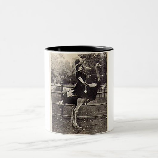 ヴィンテージブロードウェイ女優ダチョウに乗る ツートーンマグカップ (中央)