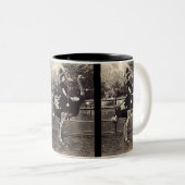 ヴィンテージブロードウェイ女優ダチョウに乗る ツートーンマグカップ (正面右)