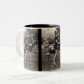 ヴィンテージブロードウェイ女優ダチョウに乗る ツートーンマグカップ (正面左)