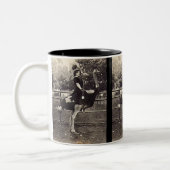 ヴィンテージブロードウェイ女優ダチョウに乗る ツートーンマグカップ (左)
