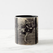 ヴィンテージブロードウェイ女優ダチョウに乗る ツートーンマグカップ (中央)