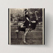 ヴィンテージブロードウェイ女優ダチョウに乗る 缶バッジ (正面)