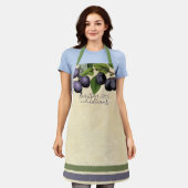 ヴィンテージプラムおいしい料理ベーキングキッチン エプロン (着用した状態)