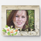 ヴィンテージプルメリア/フランギパニとツタのベージュ写真 フォトプラーク (正面)