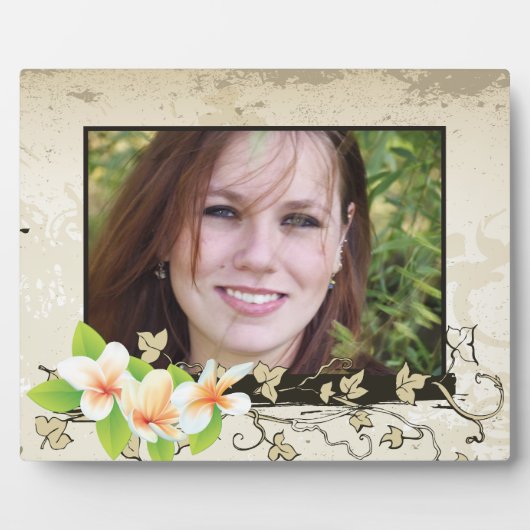 ヴィンテージプルメリア/フランギパニとツタのベージュ写真 フォトプラーク (正面)