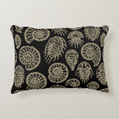 ヴィンテージベージュ化石トリロバイトのアンモナイト模様 アクセントクッション (正面)