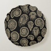 ヴィンテージベージュ化石トリロバイトのアンモナイト模様 ラウンドクッション (裏面)