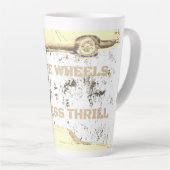ヴィンテージホイール、タイムレススリル – レトロ車&モーター カフェラテマグ (右アングル)