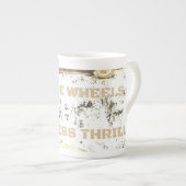 ヴィンテージホイール、タイムレススリル – レトロ車&モーター ボーンチャイナマグカップ (正面右)