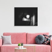 ヴィンテージホテルの看板、通りライトと多くのライト キャンバスプリント (インサイチュ (リビング))