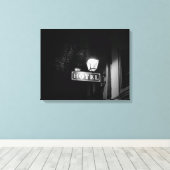 ヴィンテージホテルの看板、通りライトと多くのライト キャンバスプリント (インサイチュ (ウッドフロア))