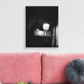 ヴィンテージホテルの看板、通りライトと多くのライト キャンバスプリント (インサイチュ (リビング))