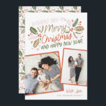 ヴィンテージホリー傾き数々のスナップショット – フォトレッド シーズンカード<br><div class="desc">このフェスティバルとシックな休日の写真カードは、私たちのオリジナルの手を描いた冬の葉の色の甘いスタイルのタイポグラフィ鮮やかと2つの傾斜した写真。マッチ来パターンを持つ背面</div>