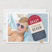 ヴィンテージホワイト&ブルーポップ・アートの子供の誕生日写真 招待状 (正面)