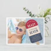 ヴィンテージホワイト&ブルーポップ・アートの子供の誕生日写真 招待状 (スタンド正面)