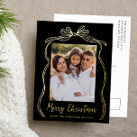 ヴィンテージボウメリークリスマスブラックフォト 箔シーズンポストカード<br><div class="desc">この祝クリスマスの葉書は、フェスティバルの金ゴールドフォイルの弓と黒い背景のリボンで囲まれた家族の写真を特徴とする。"Merry Christmas"はエレガント書に金ゴールドフォイルの手書き台本で、下にあなたの家族の名前をパーソナライズする宇宙と。ホイルの休日はがきの背面には、あなたの差出人住所と心のメッセージが表示される。愛する人と休日の応援を共有するのに最適な、このカスタマイズ可能なポストカードは、あなたの家族の暖かい願いを忘れられない！</div>