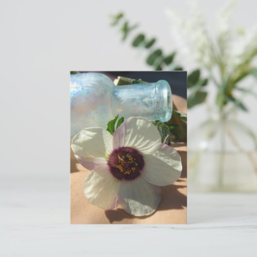 ヴィンテージボトルとかわいらし花 ポストカード (スタンド正面)