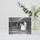 ヴィンテージボーリング路地の女性の白いドレス ポストカード (スタンド正面)