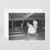 ヴィンテージボーリング路地の女性の白いドレス ポストカード (正面/裏面)