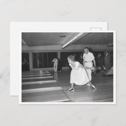 ヴィンテージボーリング路地の女性の白いドレス ポストカード (正面/裏面)