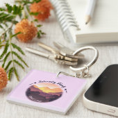 ヴィンテージマウンテンサンセットファームハウスリトリートパープル キーホルダー (正面右)