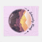 ヴィンテージマウンテンサンセットファームハウスリトリートパープル フリースブランケット (正面(横))