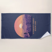 ヴィンテージマウンテンフォレストハイカーズサンセットパープルオーラン ビーチタオル (正面)