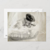 ヴィンテージマザーキスをするベビーインバシネット ポストカード (正面/裏面)