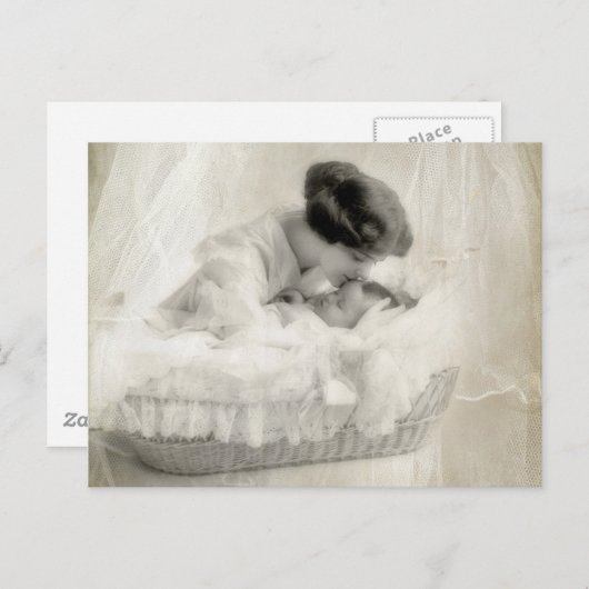 ヴィンテージマザーキスをするベビーインバシネット ポストカード (正面/裏面)