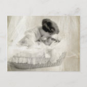 ヴィンテージマザーキスをするベビーインバシネット ポストカード (正面)