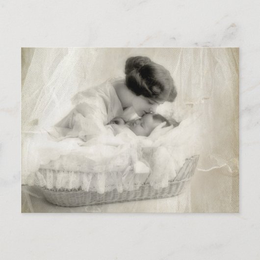 ヴィンテージマザーキスをするベビーインバシネット ポストカード (正面)