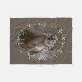 ヴィンテージマドンナとシルバーフレームの子 フリースブランケット (正面(横))