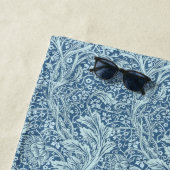 ヴィンテージメイ・モリス・アルカディアの花と葉 ビーチタオル (インサイチュ)