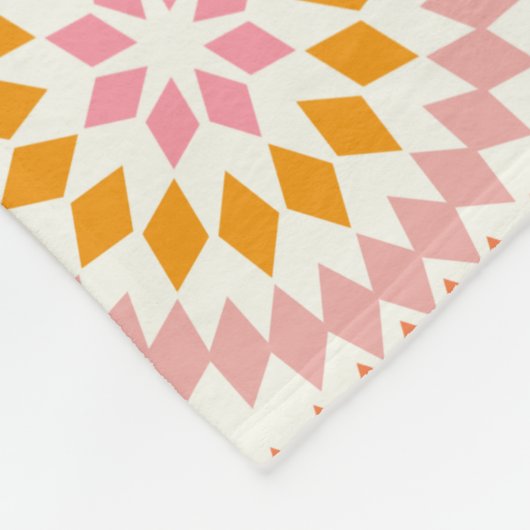 ヴィンテージモザイクキルトタイルのパターン(ピンクのオレンジ) フリースブランケット (角)