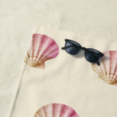 ヴィンテージモダンピンクレッドシェルオンベージュ ビーチタオル (インサイチュ)