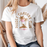 ヴィンテージモチャマウス「サンセットチャサーズクラブ」 Tシャツ<br><div class="desc">ヴィンテージモチャマウス「サンセットチャサーズクラブ」 Tシャツで冒険に参加。このよくはしゃぐデザインはモカ魅力的ー調のマウスを使用し、レトロな夕日の背景に設定された黄金の時間を楽しむ。日没の恋人や夢を見る人、人生で最も美しい瞬間を追う人に最適。ヴィンテージインスパイアの色やお洒落芸術は、あなたのワードローブに際立ったカジュアル追加だ。衣服は祝日の出を追いて、その瞬間に生きる喜びに向けて。</div>
