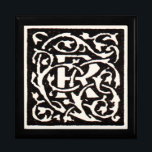 ヴィンテージモノグラムRアールヌーボー ギフトボックス<br><div class="desc">アールヌーボーの文字 – Monograms From the Arts & Crafts Movementこの文字Rは1901年に作成された素敵な頑丈なモノグラムRで、本のセットで出版されている。モノグラムRは素晴らしい手描きつる植物パターンに囲まれ、当時のスタイルにおけるアールヌーボーパターンのスタイルに非常に多く、これは様式化され、流れるデザインによって特徴づけられ、多くの場合、扇形の花模様を持つ。この手紙Rモノグラムはまた、芸術工芸品のスタイルであり、アールヌーボー時代と非常に一致した。アート&クラフツスタイルは、美しいデザインを探し求め、機械の生産に反応した。したがって、私たちのデザインのモノグラムR、芸術と工芸品インスパイアRモノグラムは、手で作った木版で印刷されたようにシンプル、頑丈で意図的な粗い刈り込み品質、ほぼ中世のR品質であっもした。</div>