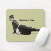 ヴィンテージヨガの女性が犬のポーズを上向きに マウスパッド (マウス)