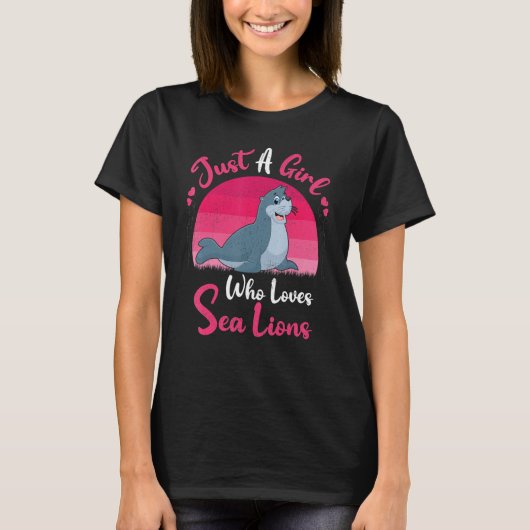 ヴィンテージライオンの動物は海が大好きな女の子 Tシャツ (正面)