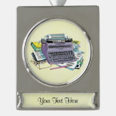 ヴィンテージライターズツールタイプライター紙鉛筆 シルバープレートバナーオーナメント (正面)