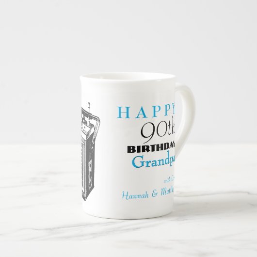 ヴィンテージラジパーソナライズされたオ90誕生日マグカップ ボーンチャイナマグカップ (正面右)