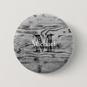 ヴィンテージラスティックグレー黒焦げ木モノグラム 缶バッジ (正面)