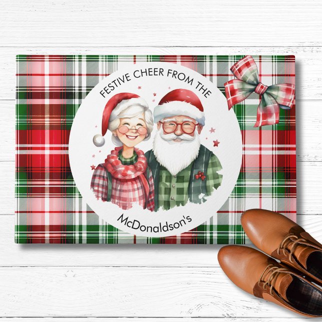 ヴィンテージラックスレッドグリーンプレイド名前をカスタムするクリスマス ドアマット (Mrs Mr Claus Santa Personalized Name Vintage Doormat home decor red green plaid tartan farmhouse)