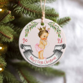 ヴィンテージラッフルベビーガール初めてのクリスマス赤ピンク セラミックオーナメント