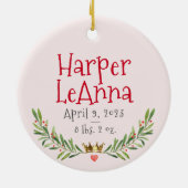 ヴィンテージラッフルベビーガール初めてのクリスマス赤ピンク セラミックオーナメント (裏面)