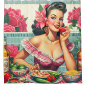 ヴィンテージラテンアメリカ系女性のピン絵を描アップ シャワーカーテン (正面)