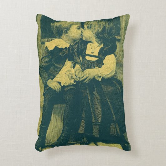 ヴィンテージラブアンドロマンス写真,子供のキス アクセントクッション (正面(垂直))