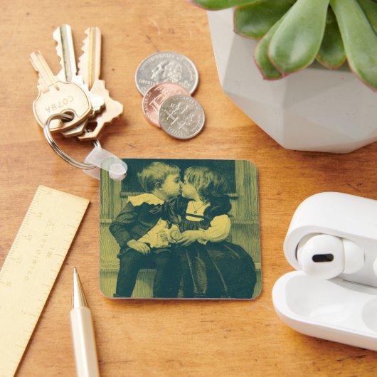 ヴィンテージラブアンドロマンス写真，子供のキス キーホルダー (デスク)