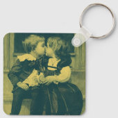 ヴィンテージラブアンドロマンス写真，子供のキス キーホルダー (裏面)