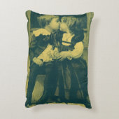 ヴィンテージラブ＆ロマンス写真、子供のキス アクセントクッション (裏面(縦))